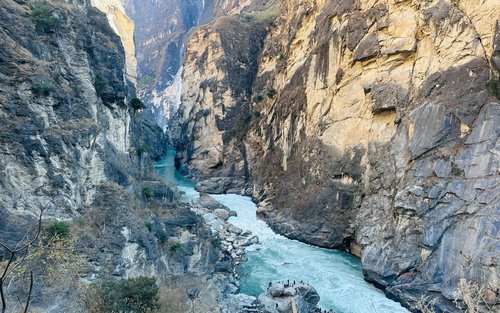 O‘g‘lining onasini sikayotgani, lifchig‘ini mahkamlashiga yordam bergani va keyin uni sikayotgani ha