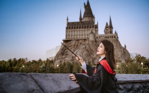 Universal Beijing Resort Photography Experience (All original photos included + Two Wizarding World robes and wands provided randomly during the photoshoot + Posing guidance throughout the session)