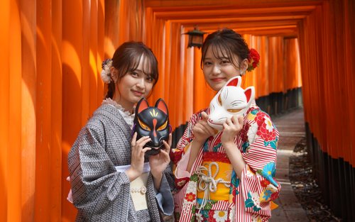 Kyoto Aiwafuku Fushimi Inari-winkel: Wandeling door de Senbon Torii, kimonoverhuur + Japanse haarset met make-up en fotoshoot zijn beschikbaar als extra opties (Aiwafuku Fushimi Inari-winkel)