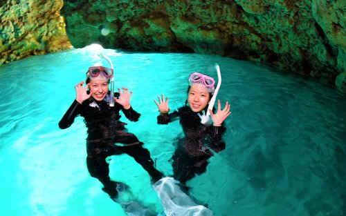 Desa Onna, menyelam dan snorkeling di Gua Biru (jalur perahu) (foto dan video tanpa batas, parkir & shower gratis)