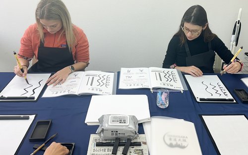 Laboratorio di calligrafia giapponese a Osaka con souvenir