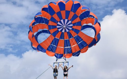 Experiencia de parasailing en el mar de Kerama, Naha, Okinawa (alquiler de cámara GoPro con tarjeta SD de regalo)