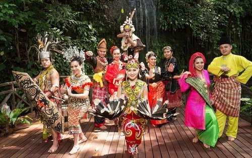 Sarawak Cultural Village and Semenggoh Wildlife Centre Tour in Kuching