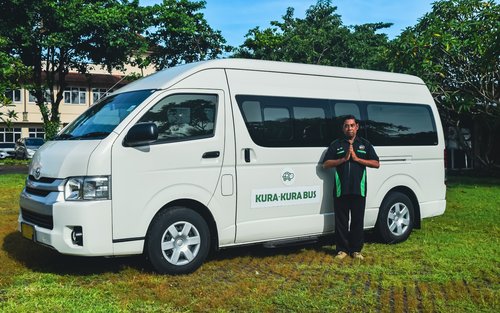 Publiczny transfer autobusem Kura Kura między Kutą a Ubud