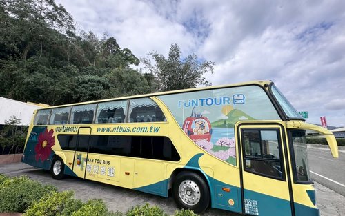 FunTOUR観光バスで行く日月潭日帰りツアー：日月潭＆ニーナチョコレートキャッスル＆紙教堂＆桑心実験室（台中発）