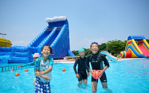 Ganztägige Tour Okinawa World & Yuinchi Water Park mit Tickets