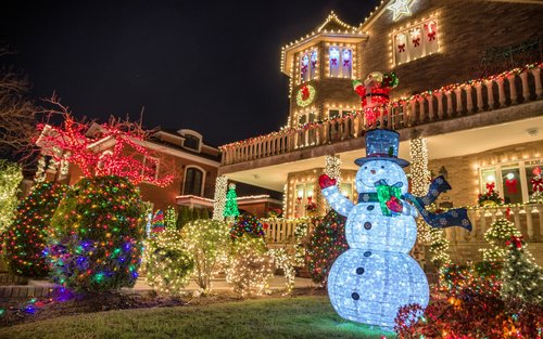 Tur Jalan Kaki Liburan Dyker Heights di New York