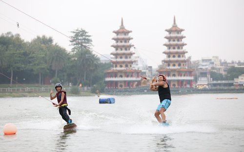 Kaohsiung: Lotus Pond Wakeboard Theme Park Wakeboarding Experience (with free SUP)