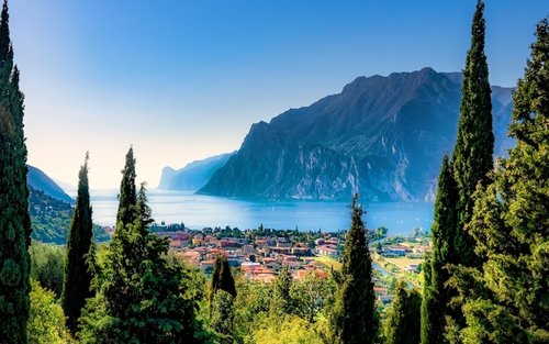 Verona, Sirmione, and Lake Garda tour with boat cruise from Venice