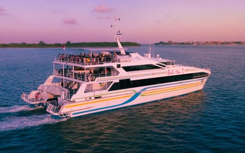 Bali Sunset Cruise dengan Makan Malam Prasmanan, DJ, Live Band & Pertunjukan Kabaret