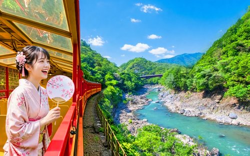 【Excursão de um dia pelas belezas históricas e culturais de Quioto e Nara】Trem panorâmico de Arashiyama & Santuário Fushimi Inari-taisha com mil portões torii & Parque de Nara & Ponte Togetsukyo & Caminho de bambu & Floresta de quimonos (Partindo de Osaka