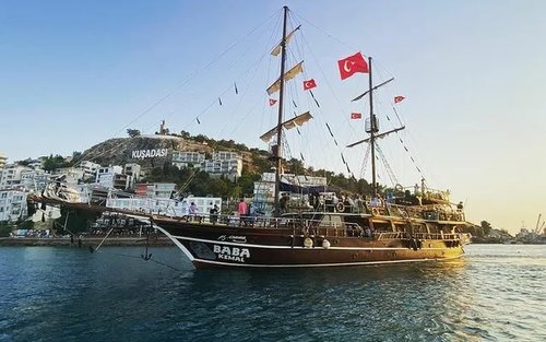 Kuşadası: Excursión de un día completo en barco con almuerzo y traslado al hotel