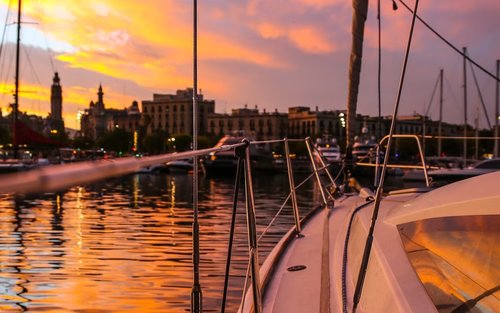 Pelayaran matahari terbenam dengan minuman dan makanan ringan di Barcelona