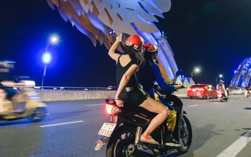 ทัวร์ดานังด้วยรถมอเตอร์ไซค์พร้อมคนขับในชุดอ๋าวหย่าย พร้อมชิมอาหารและชมวิวยามค่ำคืน 