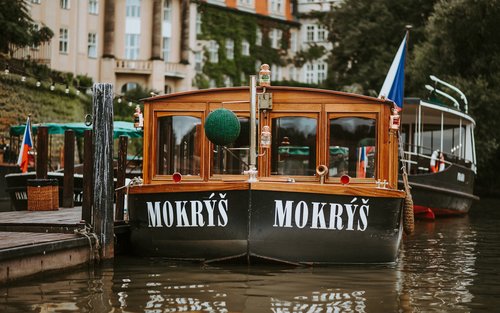 Traditionell båttur på floden Vltava i Prag