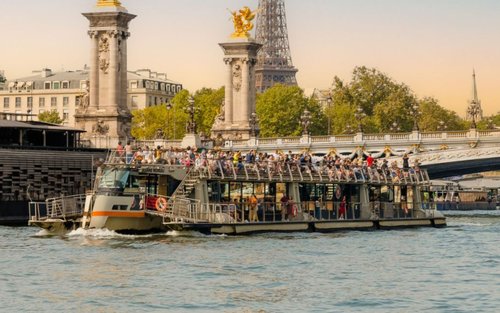 Pengalaman menaiki Montmartrain dan pelayaran sungai Seine di Paris