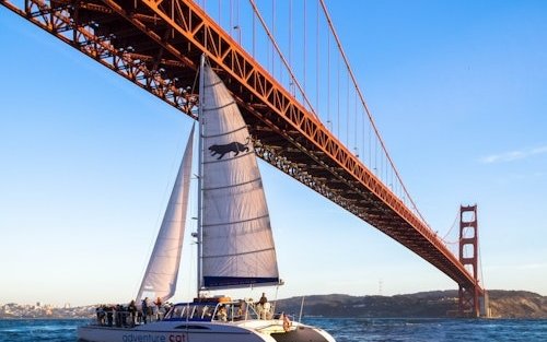 Experiència de creuer al capvespre per la badia en catamarà de luxe a San Francisco 
