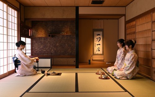 Kyoto: Tea Ceremony with Kimono and Photoshoot
