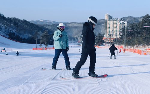 ทัวร์สกีที่ Oak Valley Resort | คลาสเรียนกลุ่มเล็ก, บัตร และบริการรับส่ง