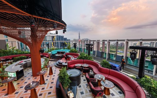 KEN Skybar: Experiență la înălțime cu apus și viață de noapte în Ho Chi Minh