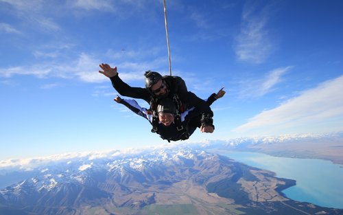 在库克山地区体验高空跳伞
