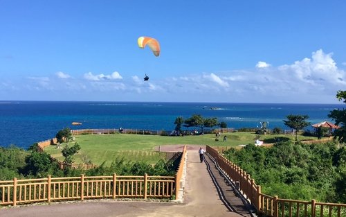 【冲绳南部一日游】冲绳世界文化王国(玉泉洞)・系满鱼市场・ASHIBINAA Outlet・濑长岛｜中文导游&含门票