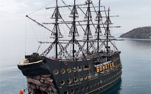 케메르 해적선 반나절 크루즈 (점심 & 음료 포함)