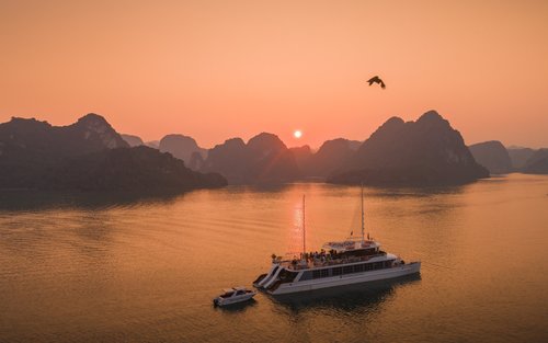 Cat Ba Catamaran Day Cruise: Lan Ha Bay & Desa Viet Hai