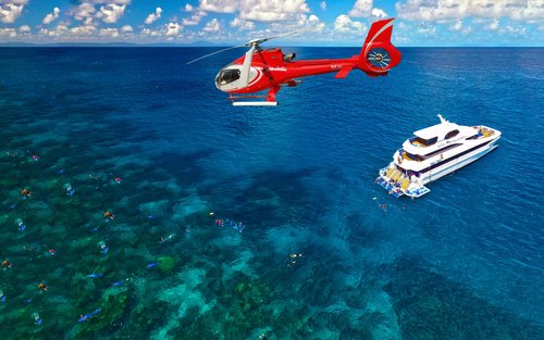 グレートバリアリーフシュノーケル、ダイビング＆ヘリコプター1日ツアー