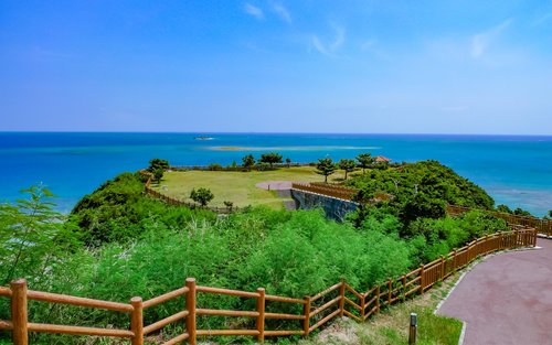 [Okinawa South Day Tour] Gyokusendo Cave & Ryukyu Kingdom Village - Senaga Island - Sea Grape Picking - Itoman Fish Market - Cape Chinen - All-You-Can-Eat Yakiniku | Departure from Naha
