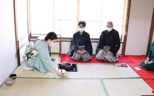 Authentic Tea Ceremony Experience in a Tea Room (Osaka)