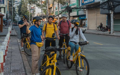 ホーチミンの象徴的なランドマーク、市場、隠れた通りを巡るツアー