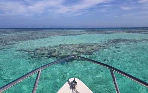 Excursión en barco a la Isla Bayada con experiencia de esnórquel en Yeda