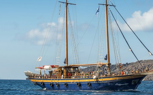 Volcano and hot springs tour in Santorini