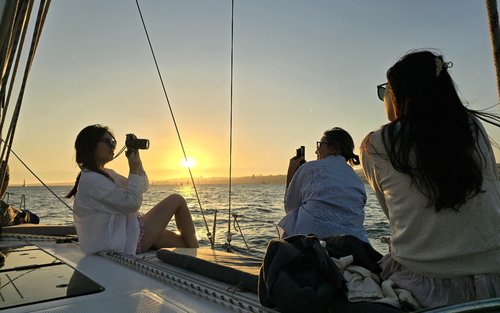 Daytime or sunset small group cruise tour in Lisbon 