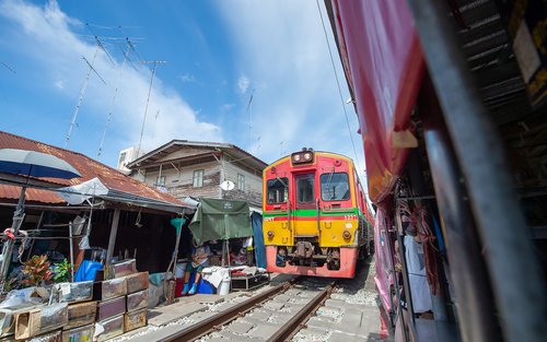 Schwimmender Markt & Wat Pak Nam (Großer Buddha) Tagestour ab Bangkok
