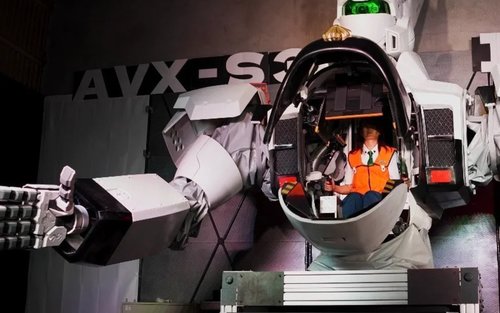 Zážitek ze sledování a pilotování 5metrového robota v Tokiu