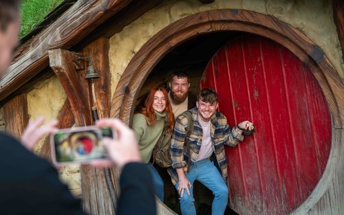 ホビット村映画セットとワイトモ洞窟ツアーズ