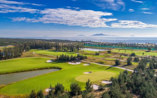 Sân golf và núi ở Việt Nam