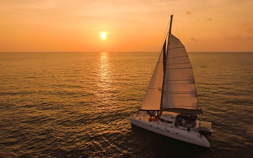 Tour en Catamarán al Atardecer en Cabo Promthep y Cena en la Playa Nui