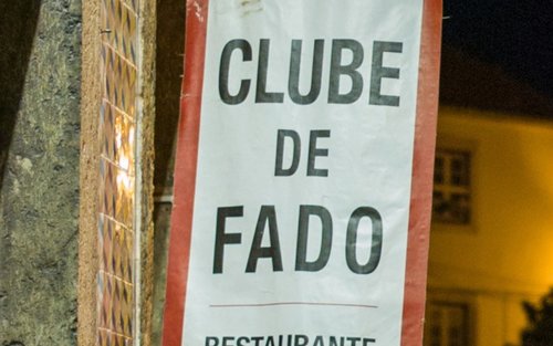 Pokaz Fado na żywo i tradycyjna kolacja z nocną wycieczką