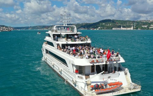 Mega Lufer Sightseeing Cruise with Audio Guide in Istanbul