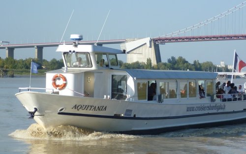Garonne River Sightseeing Cruise in Bordeaux