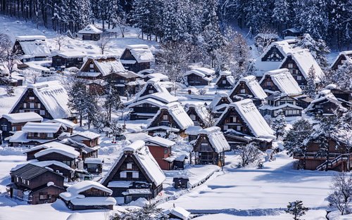2-Day Tour of World Heritage Shirakawa-go & Shinhotaka Ropeway to See the Rime Ice of the Northern Alps & Hida no Sato Gassho-style Farmhouse Light Up & Hida Takayama Old Town