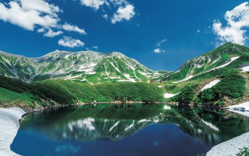 Partindo de Tóquio: Tateyama Kurobe Alpine Route (Vale da Neve), Kamikochi, Parque Oishi do Lago Kawaguchiko, Hida Takayama, um clássico roteiro de três dias pela Terra da Neve e Montanhas Sagradas.