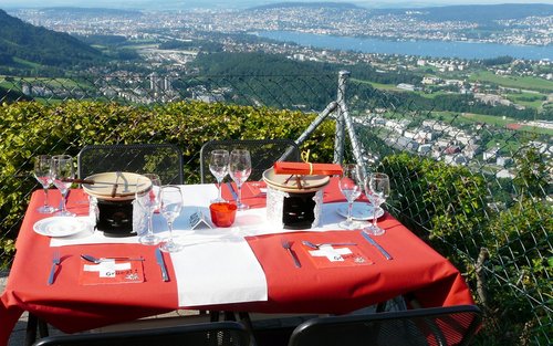 Tour al tramonto e cena a base di fonduta di formaggio svizzero a Zurigo