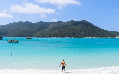 Arraial do Cabo com passeio de barco e almoço saindo do Rio de Janeiro