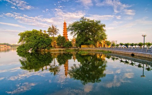 Lawatan Petang Kuil Kesusasteraan Hanoi & Pagoda Tran Quoc