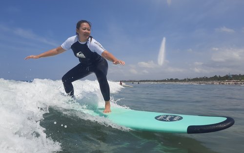 Experiență de surfing în Kuta Beach Bali de AAA Surf