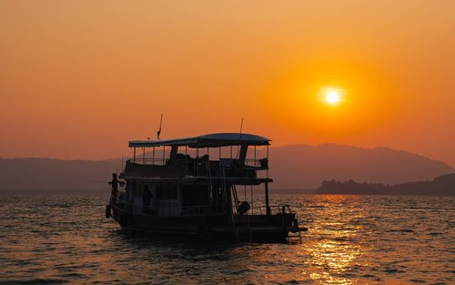 Частный тур Sunset Shabu & Squid Fishing на большой лодке на Пхукете